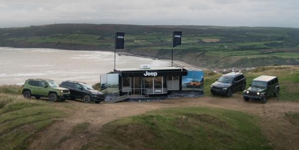 Händler steht auf den Klippen von Robin Hoods Bay im North York Moors National Park (UK)